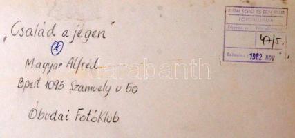 1982 Magyar Alfréd: Család a jégen, feliratozott vintage fotóművészeti alkotás, 27x40 cm