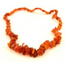 Dekoratív növekvő szemekből álló borostyán nyaklánc, csavaros kapoccsal, h: 56 cm   / Amber necklace