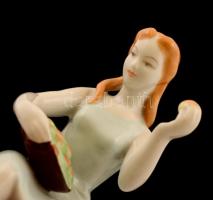 Hollóházi gyümölcskosaras ülő nő, kézzel festett, jelzett, hibátlna, m: 16,5 cm