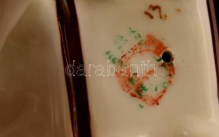 Hollóházi gyümölcskosaras ülő nő, kézzel festett, jelzett, hibátlna, m: 16,5 cm