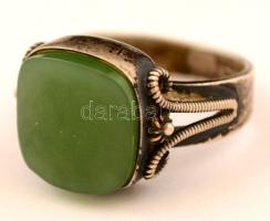 Ezüst(Ag) gyűrű, jáde berakással, jelzett, méret: 53, br: 6,9 g