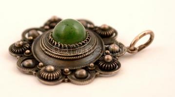 Ezüst(Ag) medál jáde berakással, jelzett, br: 5,5 g