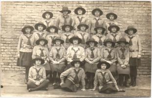 1927 Leánycserkész avatás Dombóváron, csoportkép / girl scouts, photo