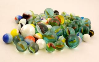 Üveggolyó tétel, kb. 60 db, kicsi és nagy üveggolyók vegyesen