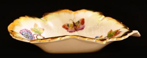 Herendi Viktória mintás leveles tálka, kézzel festett, jelzett, kopásnyomokkal, 15,5×8×4 cm