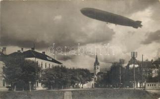1929 Nagyszeben, Hermannstadt, Sibiu; Templom, Zeppelin léghajó / church, Zeppelin airship, photo
