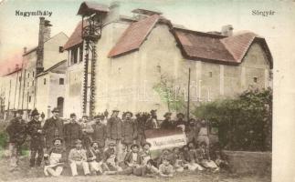 Nagymihály, Michalovce; Sörgyár dolgozók csoportképével az épület előtt / brewery with workers group picture (EK)
