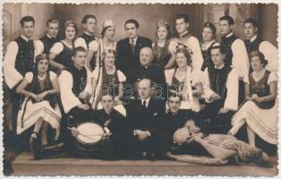 cca 1935 Nagykanizsa, Társaság népviseletben, fotólap Tüttő Jenő fotóműterme, pecséttel jelzett, 9x14 cm