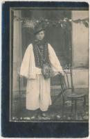 cca 1910 Fiú mezőségi népviseletben, fotólap, 9x14 cm