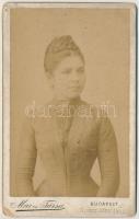 cca 1880 Egy hölgy arcképe, keményhátú műtermi fotó, Mai és Társa Budapest, 11x7 cm