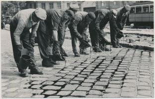 cca 1940-1950 Budapest, Rakják a macskakövet,  9x14 cm