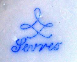 Sevres kiöntő, kézzel festett, jelzett, apró lepattanással és hajszálrepedéssel, m:19 cm