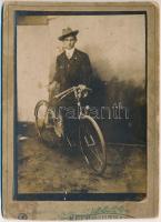 cca 1910 Férfi kerékpárral, keményhátú fotó, karton levágva, 13x9 cm