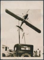 cca 1930-1940 Dallas, USA, Felsővezetékbe akadt repülőgép, sajtófotó, feliratozva, 13x18 cm