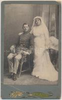 cca 1900 Katona és ifjú felesége, keményhátú műtermi fotó, 21x13 cm