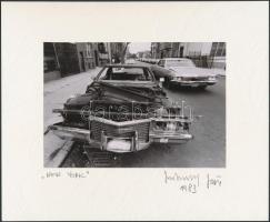 1983 Jankovszky György(1946-): New York, egy autó roncsai, feliratozva, kartonra kasírozva, pecséttel jelzett, 12x17 cm