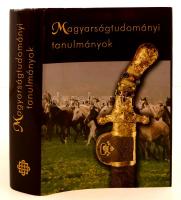 Botos László (szerk.): Magyarságtudományi Tanulmányok. Budapest, 2008, HUN-idea Szellemi Hagyományőrző Műhely. Kiadói kemény papírkötés, kiadói papírborítóban, fekete-fehér illusztrációkkal. Csajághy György, Cser Ferenc, Darai Lajos, Érdy Miklós, Harangozó Imre, Molnár V. József, Obrusánszky Borbála, Poór Miklós és mások tanulmányaival. Szép állapotban.