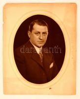 cca 1930-1940 Angelo(1894-1974): Férfiportré, kartonra kasírozott ovális fotó, aláírt, jelzett, 22x17 cm, karton 29x24 cm