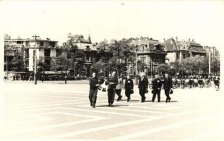 1943 Budapest XIV. Hősök tere, kerékpáros ünnepség, Hősök sírjának koszorúzása, photo