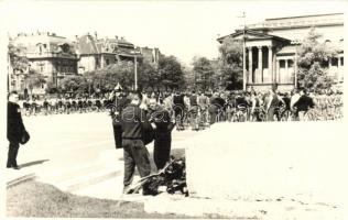1943 Budapest XIV. Hősök tere, kerékpáros ünnepség, Hősök sírjának koszorúzása, rendőr, photo