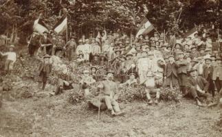 Magyar cserkészek csoportképe zászlókkal / Hungarian scouts with flags, group photo (EK)