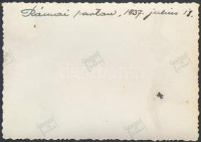 1937 Budapest, Római part. Hölgy és automobilok, fotó hátoldalon feliratozva, 6×9 cm