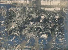 1920-1930 Budapest, Ganz Danubius hajógyár, 8 db nagy méretű eredeti fotó hajóalkatrészekkel (4×) és...