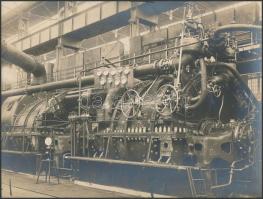 1920-1930 Budapest, Ganz Danubius hajógyár, 8 db nagy méretű eredeti fotó hajóalkatrészekkel (4×) és...