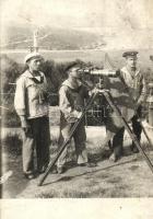 Osztrák-magyar tengerészek megfigyelő állásban, köztük az SMS Pelikan matróza / Austro-Hungarian mariners at observation post, one of them mariner of SMS Pelikan, photo (b)