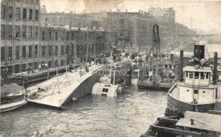 Az oldalára fordult SS Eastland személyszállító hajó a katasztrófa után / SS Eastland after the disaster (EK)