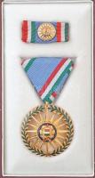 1976. Szocialista Magyarországért Érdemrend aranyozott, zománcozott Br kitüntetés mellszalaggal, szalagsávon miniatűrrel, adományozói dísztokban. Az érdemrend jelvényét Csúcs Viktória (1934- ) tervezte. T:1- Hungary 1976. Order of Merit for the Socialist Hungary gilt, enamelled Br decoration on ribbon, with miniature and thin ribbon, in original case. The badge of the order designed by Viktória Csúcs (1934- ) C:AU NMK 715.
