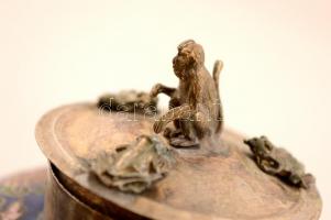 Jádéval és rekeszzománccal díszített fém teáskanna, tetején apró majomfigurával, m: 12 cm