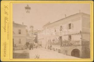 cca 1890 Trento, Piazza delle Erbe. Keményhátú kabinetfotó G. B. Unterveger trentoi műterméből / cabinet photo 11×17 cm