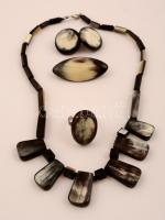 Szaruból készült ékszerszett: nyaklánc, fülklipsz, gyűrű, bross, 4 db