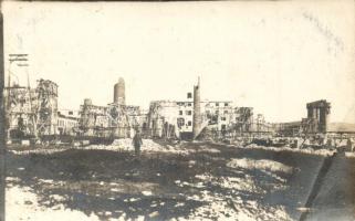 1918 Magyar katona képes az olasz frontról, lerombolt gyár a háttérben / Hungarian WWI soldier's photo from the Italian front, destroyed factory in the background (EB)