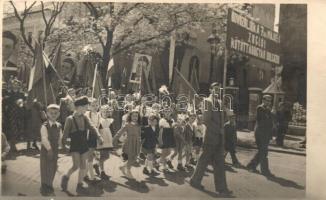 1951 Budapest, A Zuglói Kötöttárugyár dolgozóinak felvonulása a 7. szabad Május 1-én, photo (EB)