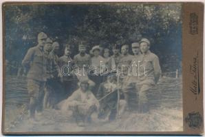 cca 1914 Hölgyek katonák gyűrűjében, keményhátú fotó Matz és Társa(Igló, Poprád) műterméből, 10x16 cm