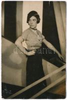 cca 1930 Angelo: Hölgy műtermi fotója, pecséttel jelzett, feliratozott, felületén törésnyomokkal, 16x11 cm
