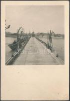 cca 1940 Átkelés a ponton hídon, jelzetlen fotó, 9x6 cm