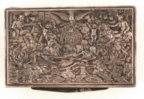 Ezüst (Ag.) doboz a világháború és az újjáépítés képeivel, kaláplt, jelzés nélkül, alsó lábai hiányo...