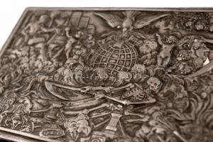 Ezüst (Ag.) doboz a világháború és az újjáépítés képeivel, kaláplt, jelzés nélkül, alsó lábai hiányo...