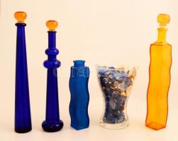 Vegyes üveg tétel: Kék olajos üvegek, üvegváza, benne kagylókkal, díszekkel