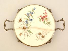 Antik fajansz torta tál, részben kézzel festett, repedéssel, fém tálcában, d:25 cm