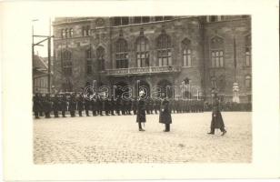 Budapest I. Szentháromság tér, volt Pénzügyminisztérium épülete, katonai felvonulás, Schaffer udvari fényképész, photo
