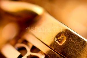 Arany karkötő, kis jade kővel. Jelzett 14 K arany. / Gold bracelet with jade 14C br: 19,3 g