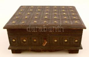 Dekoratív zárható fadoboz, vegyes régi ékszerekkel / Large box of bijous
