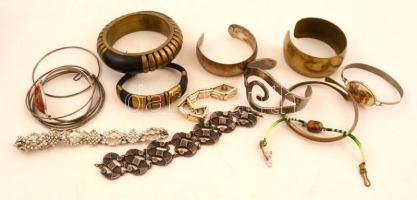 Dekoratív zárható fadoboz, vegyes régi ékszerekkel / Large box of bijous