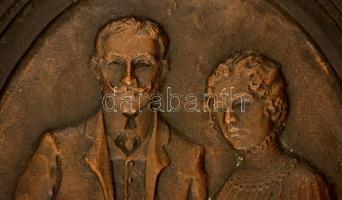 Kutas László (1936-): Békebeli házaspár. Bronz falikép, jelzett, 24×18 cm