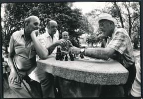 cca 1975 Sakkparti a Városmajorban, vintage fotó, 16,5x24 cm