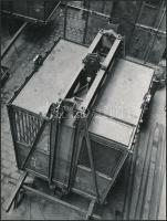 cca 1950 Seidner Zoltán (Magyar Foto) pecséttel jelzett, vintage fotója egy liftről, 24x18 cm